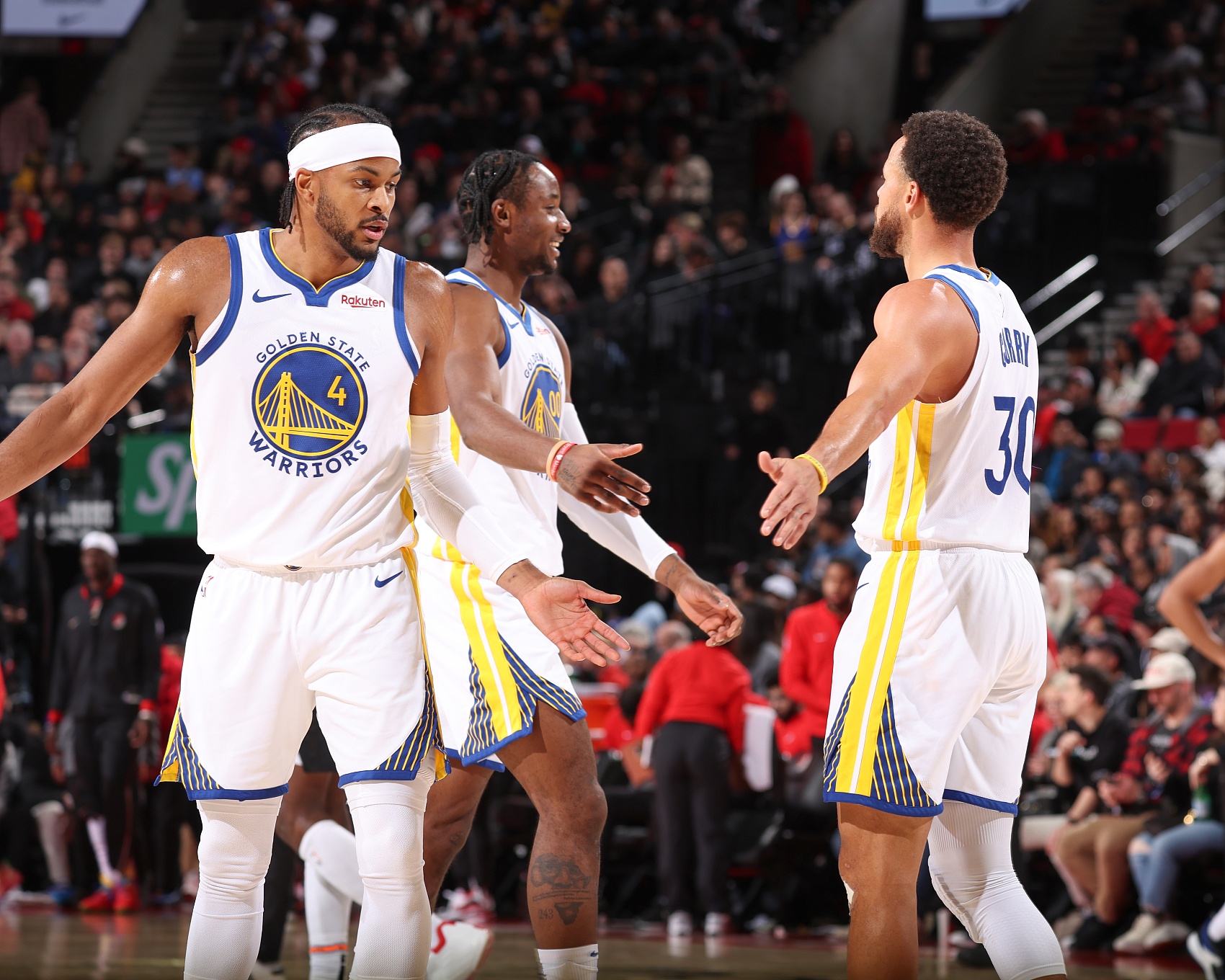 乐鱼官方网站-库里谈穆迪：他的三分非常有帮助 他不在乎命中率&amp;投篮没有压力